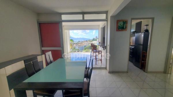 Appartement au 1er étage - 3 pièces avec terrasse et vue mer