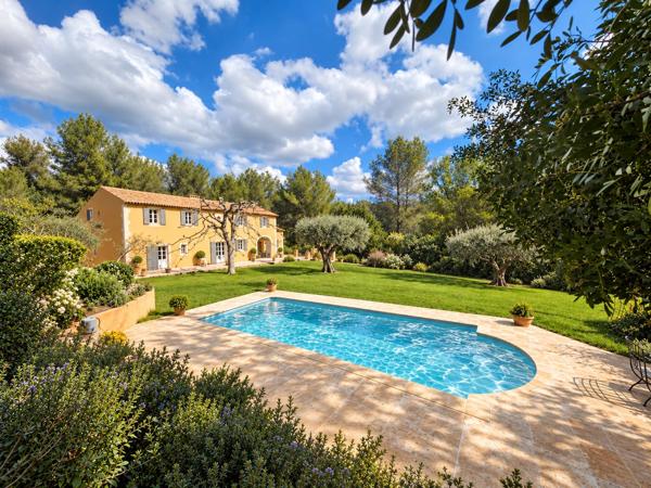L'AME D'EOURES - BASTIDE PROVENCALE - 362 m² sur 1 hectare de terrain - Piscine - Garage