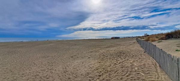 A 100m de la plage, F2 à La Grande-Motte avec terrasse Sud, garage privatif et grand jardin collectif
