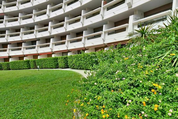 A 100m de la plage, F2 à La Grande-Motte avec terrasse Sud, garage privatif et grand jardin collectif