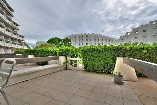 A 100m de la plage, F2 à La Grande-Motte avec terrasse Sud, garage privatif et grand jardin collectif