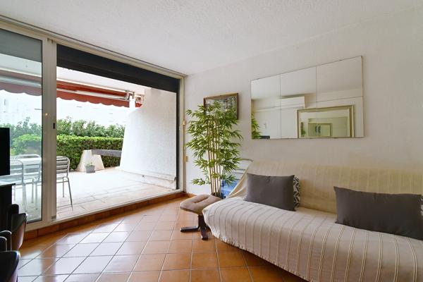 A 100m de la plage, F2 à La Grande-Motte avec terrasse Sud, garage privatif et grand jardin collectif