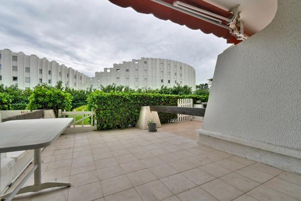 A 100m de la plage, F2 à La Grande-Motte avec terrasse Sud, garage privatif et grand jardin collectif