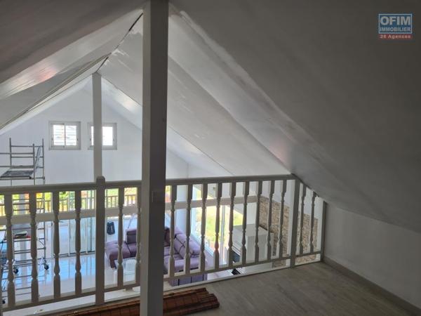 A louer superbe appartement F4 MEUBLE avec jardinet, vue mer et montagne la Plaine des Cafres 21éme Km