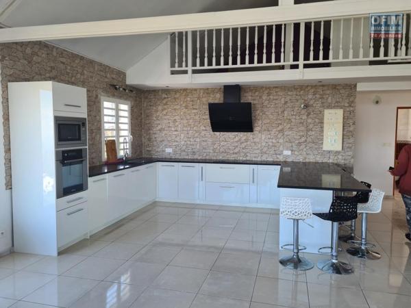 A louer superbe appartement F4 MEUBLE avec jardinet, vue mer et montagne la Plaine des Cafres 21éme Km