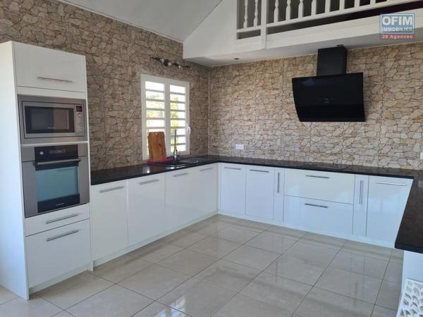 A louer superbe appartement F4 MEUBLE avec jardinet, vue mer et montagne la Plaine des Cafres 21éme Km