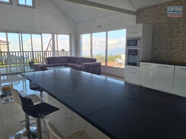 A louer superbe appartement F4 MEUBLE avec jardinet, vue mer et montagne la Plaine des Cafres 21éme Km