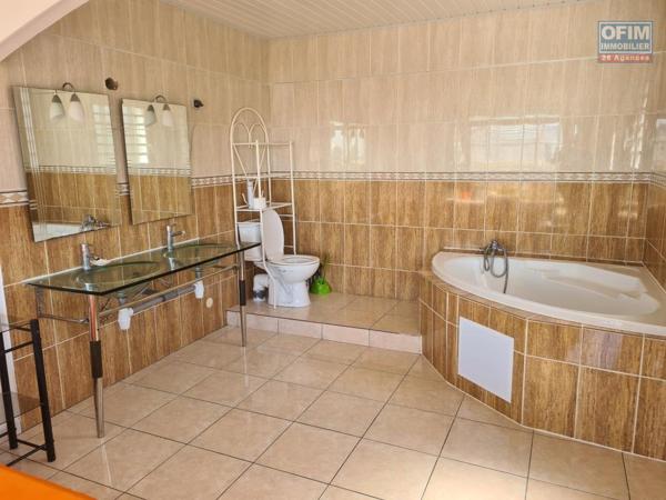 A louer superbe appartement F4 MEUBLE avec jardinet, vue mer et montagne la Plaine des Cafres 21éme Km