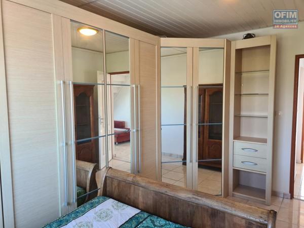 A louer superbe appartement F4 MEUBLE avec jardinet, vue mer et montagne la Plaine des Cafres 21éme Km