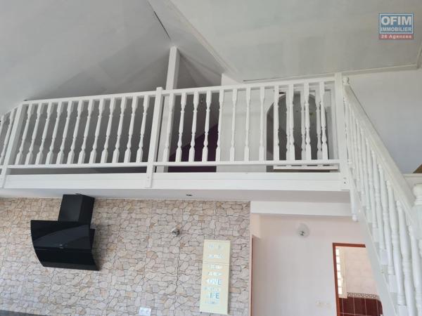 A louer superbe appartement F4 MEUBLE avec jardinet, vue mer et montagne la Plaine des Cafres 21éme Km