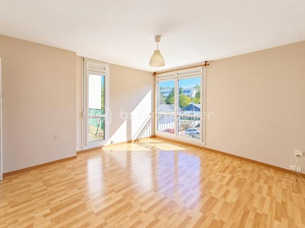 Découvrez cet appartement 3 pièces de 59.61 m² à Avon, quartier la butte Montceau au 2ème étage sur 4 en lisière de forêt.
Il se compose d'une entrée avec placard, une cuisine séparée et semi - équipée, une pièce de vie donnant sur une loggia bien orientée , 2 chambres avec placards, une salle de bains et un WC indépendant.
Le bien bénéficie d'une cave, un local à vélo ainsi que d'un interphone et d'un digicode pour davantage de confort et de sécurité.
Des travaux sont à prévoir permettant aux futurs propriétaires de personnaliser selon leurs goûts et leurs envies.
A proximité immédiate des écoles, des commerces et de toutes les commodités pour une vie pratique et confortable.
La gare de Fontainebleau - Avon est à 5 min en voiture et 15 min à pied.
Vous vous y projetez déjà alors n'attendez plus et contactez - moi pour organiser VOTRE visite !