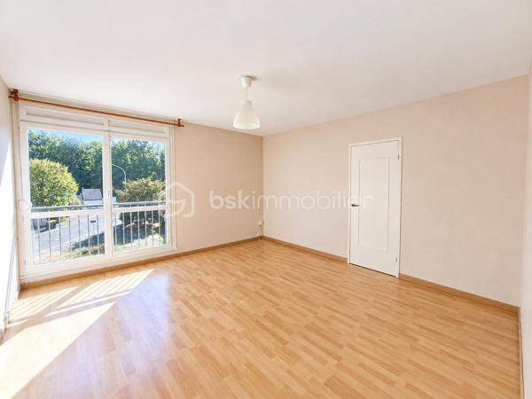 Découvrez cet appartement 3 pièces de 59.61 m² à Avon, quartier la butte Montceau au 2ème étage sur 4 en lisière de forêt.
Il se compose d'une entrée avec placard, une cuisine séparée et semi - équipée, une pièce de vie donnant sur une loggia bien orientée , 2 chambres avec placards, une salle de bains et un WC indépendant.
Le bien bénéficie d'une cave, un local à vélo ainsi que d'un interphone et d'un digicode pour davantage de confort et de sécurité.
Des travaux sont à prévoir permettant aux futurs propriétaires de personnaliser selon leurs goûts et leurs envies.
A proximité immédiate des écoles, des commerces et de toutes les commodités pour une vie pratique et confortable.
La gare de Fontainebleau - Avon est à 5 min en voiture et 15 min à pied.
Vous vous y projetez déjà alors n'attendez plus et contactez - moi pour organiser VOTRE visite !