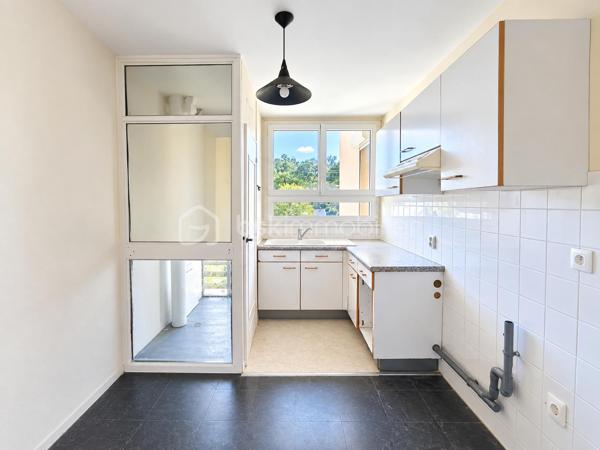 Découvrez cet appartement 3 pièces de 59.61 m² à Avon, quartier la butte Montceau au 2ème étage sur 4 en lisière de forêt.
Il se compose d'une entrée avec placard, une cuisine séparée et semi - équipée, une pièce de vie donnant sur une loggia bien orientée , 2 chambres avec placards, une salle de bains et un WC indépendant.
Le bien bénéficie d'une cave, un local à vélo ainsi que d'un interphone et d'un digicode pour davantage de confort et de sécurité.
Des travaux sont à prévoir permettant aux futurs propriétaires de personnaliser selon leurs goûts et leurs envies.
A proximité immédiate des écoles, des commerces et de toutes les commodités pour une vie pratique et confortable.
La gare de Fontainebleau - Avon est à 5 min en voiture et 15 min à pied.
Vous vous y projetez déjà alors n'attendez plus et contactez - moi pour organiser VOTRE visite !