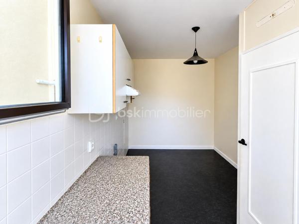 Découvrez cet appartement 3 pièces de 59.61 m² à Avon, quartier la butte Montceau au 2ème étage sur 4 en lisière de forêt.
Il se compose d'une entrée avec placard, une cuisine séparée et semi - équipée, une pièce de vie donnant sur une loggia bien orientée , 2 chambres avec placards, une salle de bains et un WC indépendant.
Le bien bénéficie d'une cave, un local à vélo ainsi que d'un interphone et d'un digicode pour davantage de confort et de sécurité.
Des travaux sont à prévoir permettant aux futurs propriétaires de personnaliser selon leurs goûts et leurs envies.
A proximité immédiate des écoles, des commerces et de toutes les commodités pour une vie pratique et confortable.
La gare de Fontainebleau - Avon est à 5 min en voiture et 15 min à pied.
Vous vous y projetez déjà alors n'attendez plus et contactez - moi pour organiser VOTRE visite !