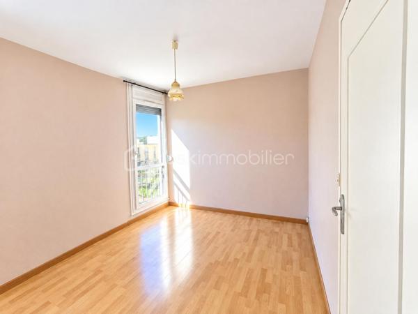 Découvrez cet appartement 3 pièces de 59.61 m² à Avon, quartier la butte Montceau au 2ème étage sur 4 en lisière de forêt.
Il se compose d'une entrée avec placard, une cuisine séparée et semi - équipée, une pièce de vie donnant sur une loggia bien orientée , 2 chambres avec placards, une salle de bains et un WC indépendant.
Le bien bénéficie d'une cave, un local à vélo ainsi que d'un interphone et d'un digicode pour davantage de confort et de sécurité.
Des travaux sont à prévoir permettant aux futurs propriétaires de personnaliser selon leurs goûts et leurs envies.
A proximité immédiate des écoles, des commerces et de toutes les commodités pour une vie pratique et confortable.
La gare de Fontainebleau - Avon est à 5 min en voiture et 15 min à pied.
Vous vous y projetez déjà alors n'attendez plus et contactez - moi pour organiser VOTRE visite !