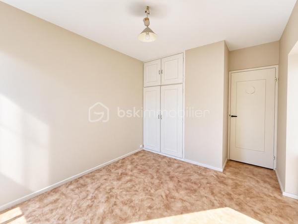 Découvrez cet appartement 3 pièces de 59.61 m² à Avon, quartier la butte Montceau au 2ème étage sur 4 en lisière de forêt.
Il se compose d'une entrée avec placard, une cuisine séparée et semi - équipée, une pièce de vie donnant sur une loggia bien orientée , 2 chambres avec placards, une salle de bains et un WC indépendant.
Le bien bénéficie d'une cave, un local à vélo ainsi que d'un interphone et d'un digicode pour davantage de confort et de sécurité.
Des travaux sont à prévoir permettant aux futurs propriétaires de personnaliser selon leurs goûts et leurs envies.
A proximité immédiate des écoles, des commerces et de toutes les commodités pour une vie pratique et confortable.
La gare de Fontainebleau - Avon est à 5 min en voiture et 15 min à pied.
Vous vous y projetez déjà alors n'attendez plus et contactez - moi pour organiser VOTRE visite !