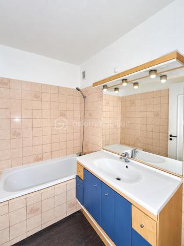 Découvrez cet appartement 3 pièces de 59.61 m² à Avon, quartier la butte Montceau au 2ème étage sur 4 en lisière de forêt.
Il se compose d'une entrée avec placard, une cuisine séparée et semi - équipée, une pièce de vie donnant sur une loggia bien orientée , 2 chambres avec placards, une salle de bains et un WC indépendant.
Le bien bénéficie d'une cave, un local à vélo ainsi que d'un interphone et d'un digicode pour davantage de confort et de sécurité.
Des travaux sont à prévoir permettant aux futurs propriétaires de personnaliser selon leurs goûts et leurs envies.
A proximité immédiate des écoles, des commerces et de toutes les commodités pour une vie pratique et confortable.
La gare de Fontainebleau - Avon est à 5 min en voiture et 15 min à pied.
Vous vous y projetez déjà alors n'attendez plus et contactez - moi pour organiser VOTRE visite !