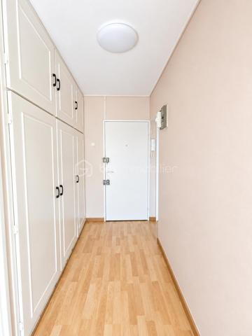 Découvrez cet appartement 3 pièces de 59.61 m² à Avon, quartier la butte Montceau au 2ème étage sur 4 en lisière de forêt.
Il se compose d'une entrée avec placard, une cuisine séparée et semi - équipée, une pièce de vie donnant sur une loggia bien orientée , 2 chambres avec placards, une salle de bains et un WC indépendant.
Le bien bénéficie d'une cave, un local à vélo ainsi que d'un interphone et d'un digicode pour davantage de confort et de sécurité.
Des travaux sont à prévoir permettant aux futurs propriétaires de personnaliser selon leurs goûts et leurs envies.
A proximité immédiate des écoles, des commerces et de toutes les commodités pour une vie pratique et confortable.
La gare de Fontainebleau - Avon est à 5 min en voiture et 15 min à pied.
Vous vous y projetez déjà alors n'attendez plus et contactez - moi pour organiser VOTRE visite !
