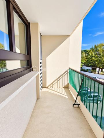 Découvrez cet appartement 3 pièces de 59.61 m² à Avon, quartier la butte Montceau au 2ème étage sur 4 en lisière de forêt.
Il se compose d'une entrée avec placard, une cuisine séparée et semi - équipée, une pièce de vie donnant sur une loggia bien orientée , 2 chambres avec placards, une salle de bains et un WC indépendant.
Le bien bénéficie d'une cave, un local à vélo ainsi que d'un interphone et d'un digicode pour davantage de confort et de sécurité.
Des travaux sont à prévoir permettant aux futurs propriétaires de personnaliser selon leurs goûts et leurs envies.
A proximité immédiate des écoles, des commerces et de toutes les commodités pour une vie pratique et confortable.
La gare de Fontainebleau - Avon est à 5 min en voiture et 15 min à pied.
Vous vous y projetez déjà alors n'attendez plus et contactez - moi pour organiser VOTRE visite !