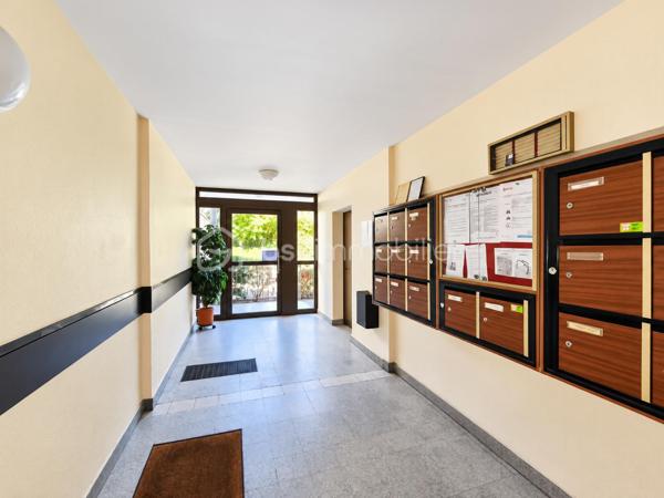 Découvrez cet appartement 3 pièces de 59.61 m² à Avon, quartier la butte Montceau au 2ème étage sur 4 en lisière de forêt.
Il se compose d'une entrée avec placard, une cuisine séparée et semi - équipée, une pièce de vie donnant sur une loggia bien orientée , 2 chambres avec placards, une salle de bains et un WC indépendant.
Le bien bénéficie d'une cave, un local à vélo ainsi que d'un interphone et d'un digicode pour davantage de confort et de sécurité.
Des travaux sont à prévoir permettant aux futurs propriétaires de personnaliser selon leurs goûts et leurs envies.
A proximité immédiate des écoles, des commerces et de toutes les commodités pour une vie pratique et confortable.
La gare de Fontainebleau - Avon est à 5 min en voiture et 15 min à pied.
Vous vous y projetez déjà alors n'attendez plus et contactez - moi pour organiser VOTRE visite !