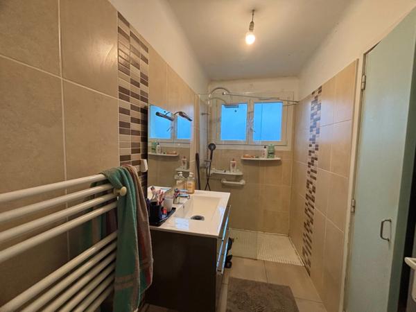 Maison familiale 4 chambres avec garage, piscine et terrain de 1 200 m² – Caussade (82)