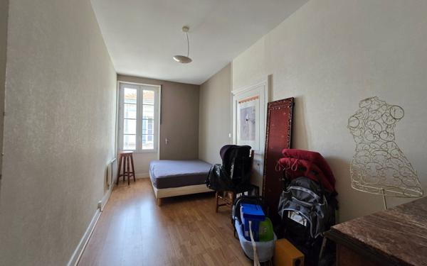 Immeuble à vendre    4 pièces •  Rochefort