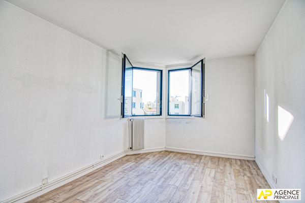 Versailles Glatigny - Appartement 4 pièces 88 m2 situé au 2e et dernier étage avec terrasse de 21 m², cave et box €475 000 ** - Référence 25497