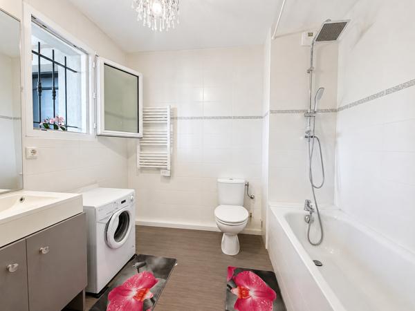 Appartement
         2 pièces
        - 42 m² Exclusivité 160 000 € *