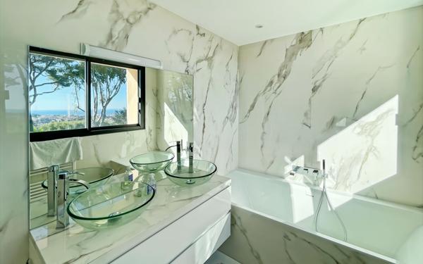 Maison à vendre    7 pièces • 372 m2 Mougins