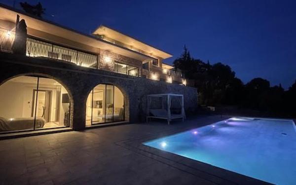 Maison à vendre    7 pièces • 372 m2 Mougins