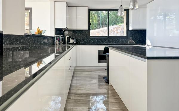 Maison à vendre    7 pièces • 372 m2 Mougins