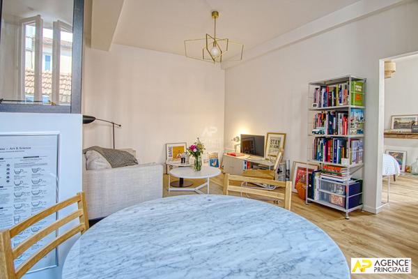 "Versailles Notre-Dame" Bel appartement 2 pièces 49.53 m² carrez situé au 1 er etage 385 000 € **  - Référence  28307
