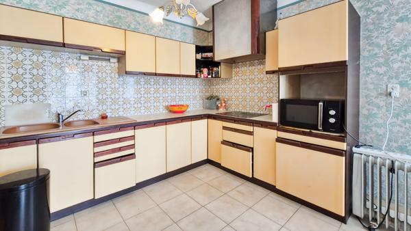 ROGNONAS - Maison traditionnelle 183 m2 avec appartement