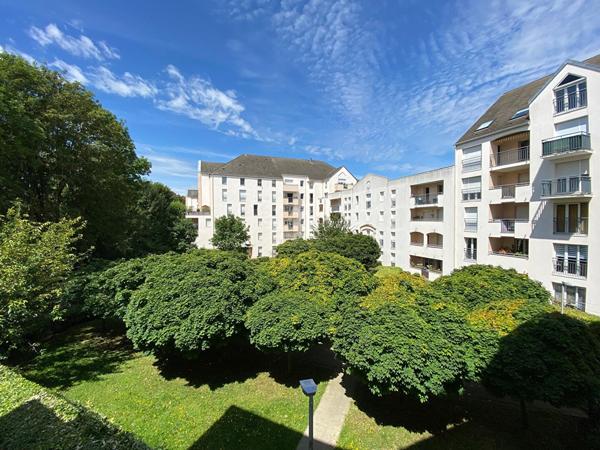 Appartement 2 pièces à vendre à Pontoise - Dernier étage avec balcon et parking 156 000 € **  - Référence  11299