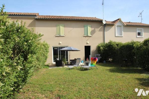NEUVILLE DU POITOU, TRES AGREABLE PAVILLON DE TYPE 4 AVEC GARAGE ET JARDIN CLOS.