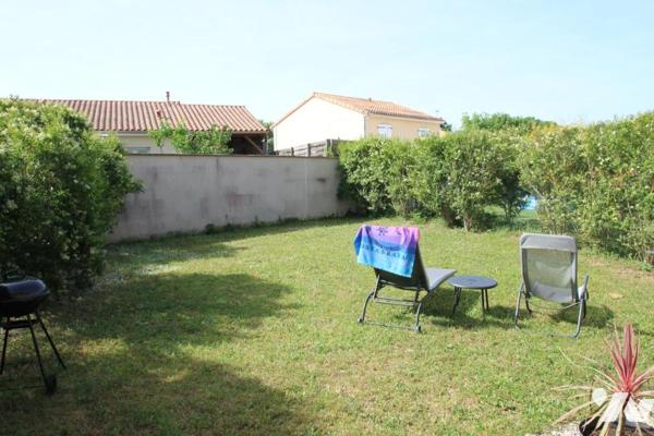 NEUVILLE DU POITOU, TRES AGREABLE PAVILLON DE TYPE 4 AVEC GARAGE ET JARDIN CLOS.