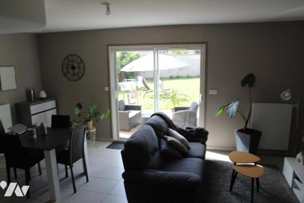 NEUVILLE DU POITOU, TRES AGREABLE PAVILLON DE TYPE 4 AVEC GARAGE ET JARDIN CLOS.