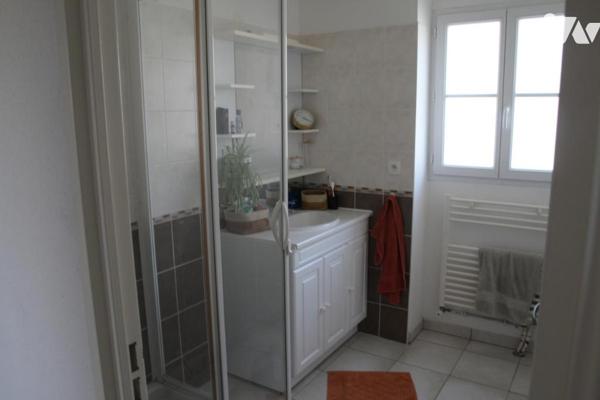 NEUVILLE DU POITOU, TRES AGREABLE PAVILLON DE TYPE 4 AVEC GARAGE ET JARDIN CLOS.