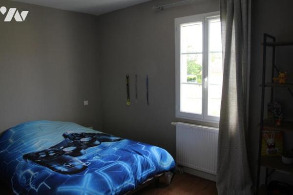 NEUVILLE DU POITOU, TRES AGREABLE PAVILLON DE TYPE 4 AVEC GARAGE ET JARDIN CLOS.