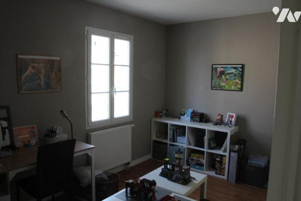 NEUVILLE DU POITOU, TRES AGREABLE PAVILLON DE TYPE 4 AVEC GARAGE ET JARDIN CLOS.