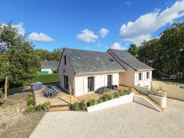 Maison Ancienne rénovée de 7 Pièces à Vendre à Rives du Loir en Anjou