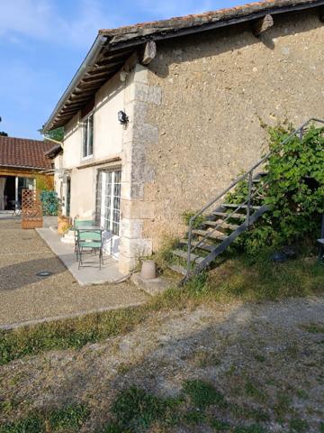 FERME RESTAUREE AVEC GOUT COMPRENANT 2 GITES SUR 6700 M2 DE TERRAIN 15 MN DE PERIGUEUX