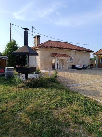 FERME RESTAUREE AVEC GOUT COMPRENANT 2 GITES SUR 6700 M2 DE TERRAIN 15 MN DE PERIGUEUX