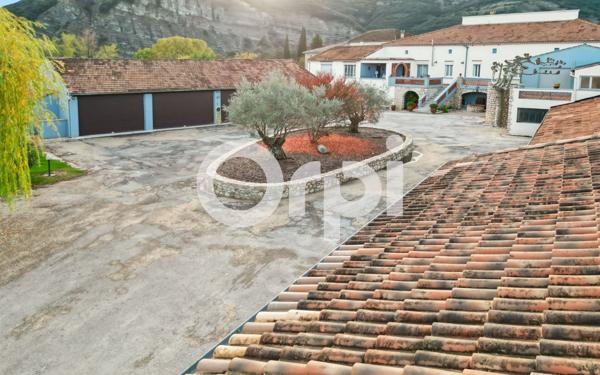 Maison à vendre    6 pièces •  Vallon-Pont-d'Arc