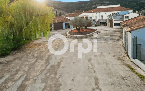 Maison à vendre    6 pièces •  Vallon-Pont-d'Arc