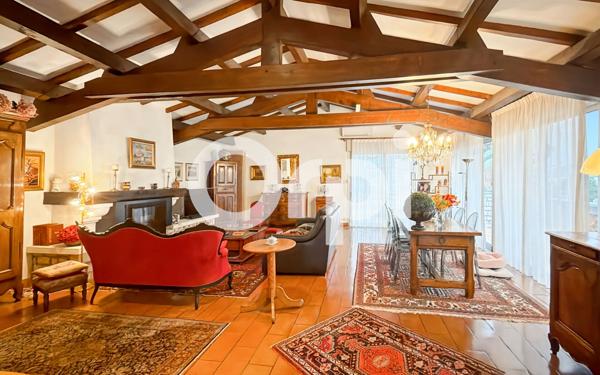 Maison à vendre    6 pièces •  Vallon-Pont-d'Arc