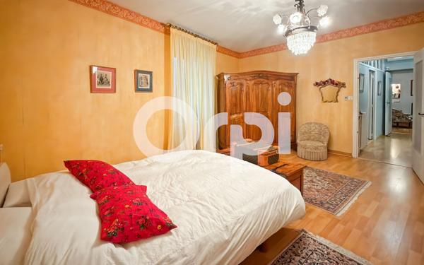 Maison à vendre    6 pièces •  Vallon-Pont-d'Arc