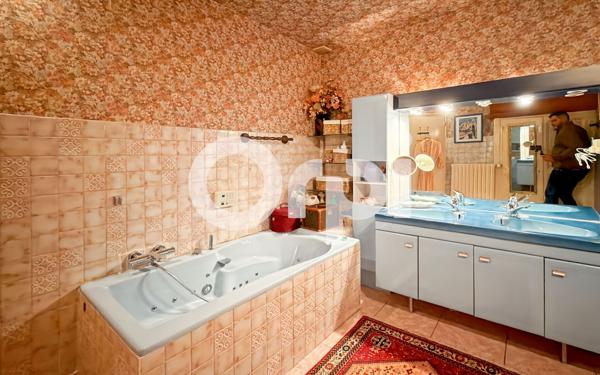 Maison à vendre    6 pièces •  Vallon-Pont-d'Arc