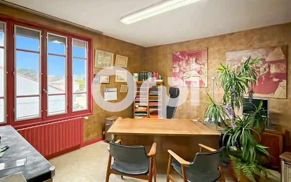 Maison à vendre    6 pièces •  Vallon-Pont-d'Arc