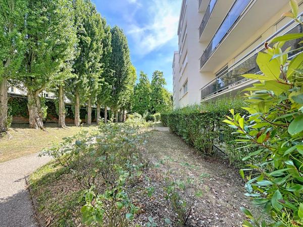 Centre ville, 68m² rénové, vue nature, 3 larges balcons